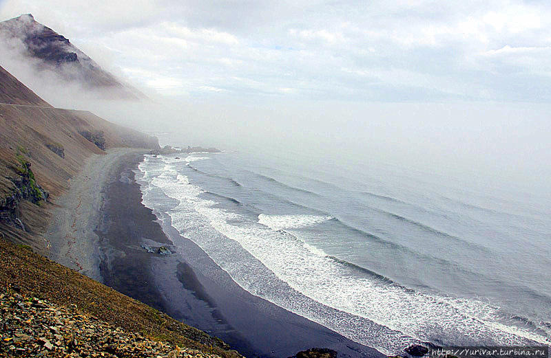 Все берега покрыты черным вулканическим песком Дьюпивогур, Исландия