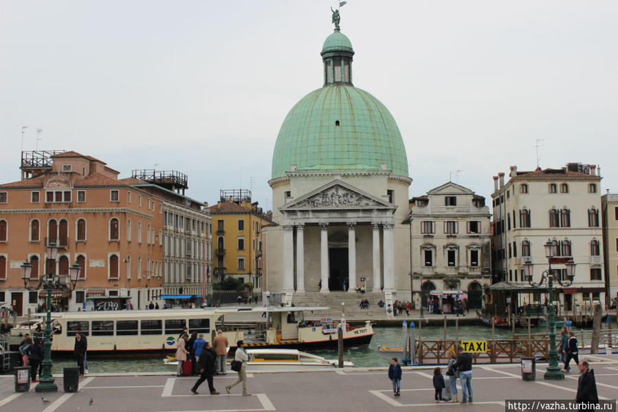 Вид на Церковь с железнодорожного вокзала Санта Мария Лючия. Венеция, Италия