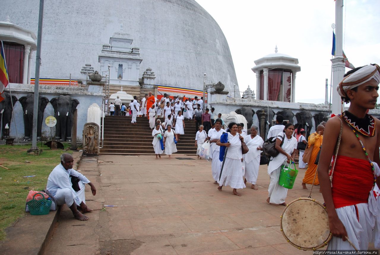 Праздник у Руанвелиссии Анурадхапура, Шри-Ланка