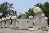 61 обезглавленная статуя предводителей национальных меньшинств