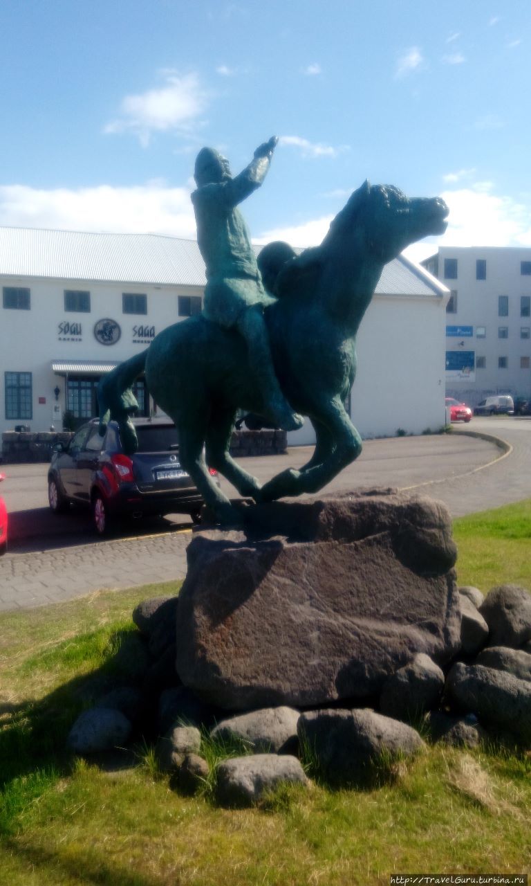 Конная скульптура викинга