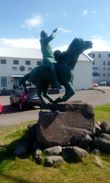 Конная скульптура викинга рядом с музеем саг, где можно прикоснуться к быту викингов и познакомиться с их географическими открытиями и жизнью.