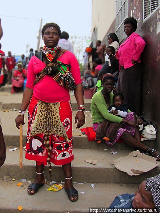 Тетенька в традиционной одежде. Манзини, Свазиленд