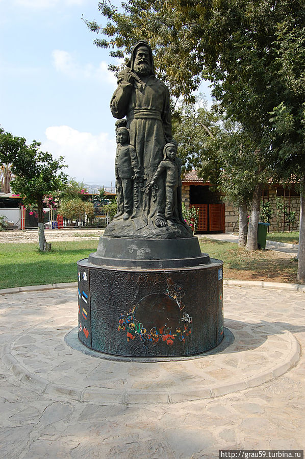Третий памятник Святому Николаю в Демре