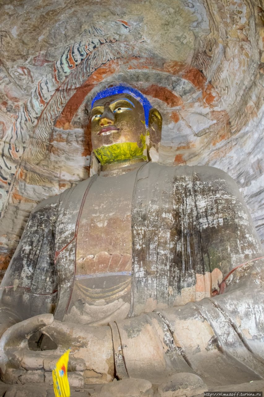 Статуя Будды Шакьямуни в позе медитации высотой 17 метров, пещерный комплекс Юньган, Датун, Шаньси, Китай. Датун, Китай