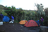 наши 2 палатки и палатка гида (синяя)
