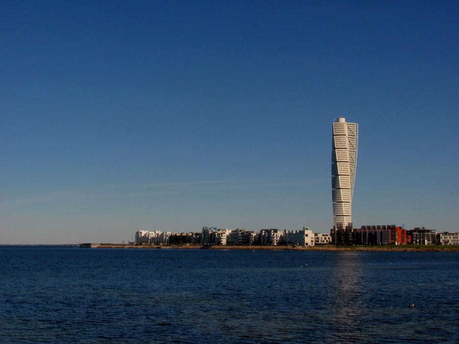 Ну конечное же, небоскрёб Turning Torso (Вращающаяся Башня) — настоящий символ Мальмё.
Высота 54-этажного здания составляет 190 метров. 
На момент постройки в 2005 году Turning Torso был самым высоким жилым домом в Скандинавии  и вторым по высоте в Европе после 264-метрового здания Триумф-Палас в Москве.