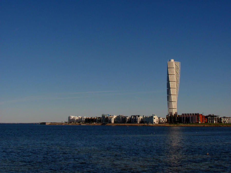 Ну конечное же, небоскрёб Turning Torso (Вращающаяся Башня) — настоящий символ Мальмё.
Высота 54-этажного здания составляет 190 метров. 
На момент постройки в 2005 году Turning Torso был самым высоким жилым домом в Скандинавии  и вторым по высоте в Европе после 264-метрового здания Триумф-Палас в Москве. Мальмё, Швеция