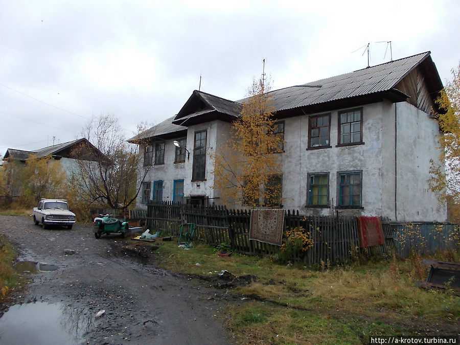 уцелевший дом советских старых лет Игарка, Россия