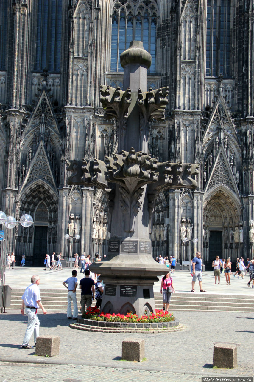 Точная копия крестоцвета, венчающего башни собора. Символ завершения строительства собора в 1880 году. Высота 9,5 метров. Кёльн, Германия
