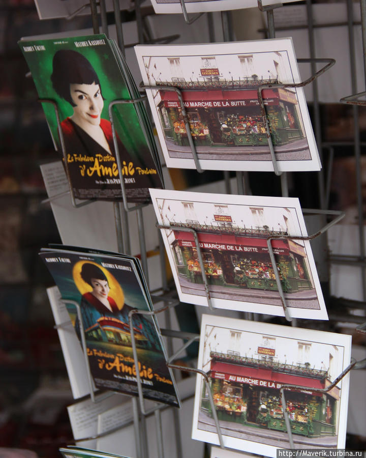 Можно приобрести открытки с Одри Тату. Париж, Франция