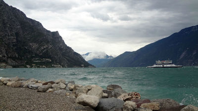 Следующий день был весьма пасмурным, дул сильный ветер с озера. Мы довольствовались небольшими прогулками по городку и пляжу, я искал место для купания. затем пошел дождь и остаток дня мы торчали в номере, хотя вечером все же удалось в темноте побегать по центру города.