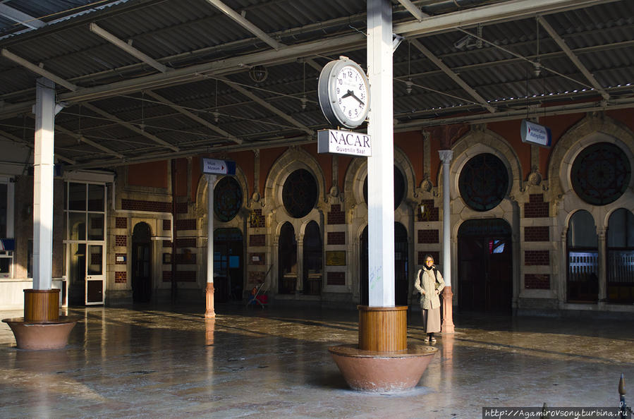 Старый стамбульский железнодорожный вокзал с застывшими навечно часами и паровозами. Стамбул, Турция