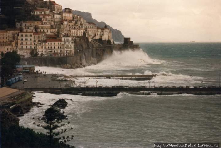 Mareggiata в порту Amalfi- шторм в ноябре Амальфи, Италия