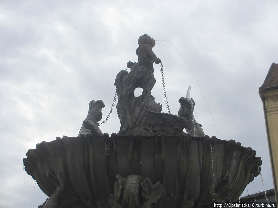 Из водяной чаши выступает хрупкая фигура мальчика с парой водяных собак на цепи. Оломоуц, Чехия