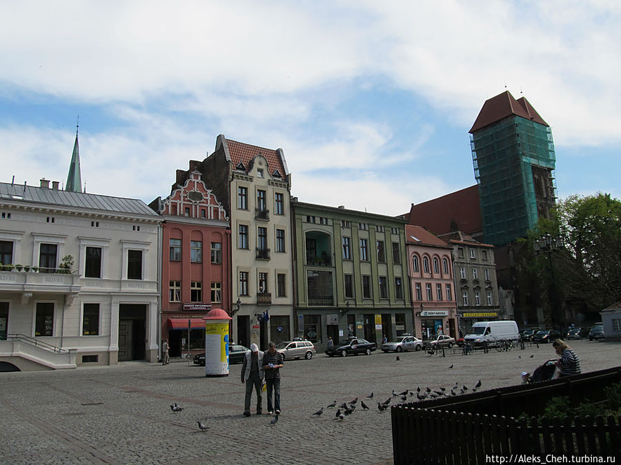 Построенный в первой половине XIV века трехнефный готический костел Святого Иакова находится в Новом Городе. На фото справа. Торунь, Польша