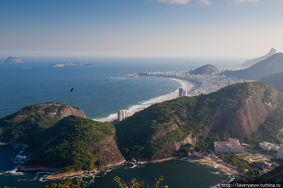 Вид в сторону пляжа Копакабана, за мысом — пляж Ипанема