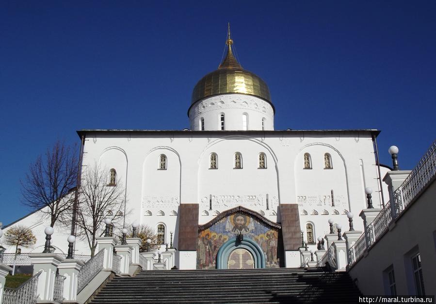 Троицкий собор стилизован под древнерусский храм домонгольского периода Почаев, Украина