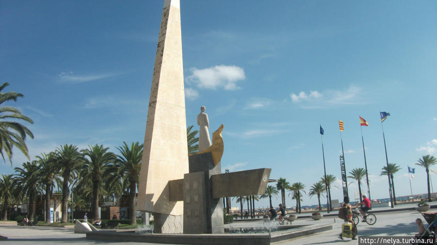 В центре бульвара памятник королю ХаймеI, а в конце красивый светящийся фонтан Салоу, Испания