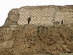Эта стена, конечно, более позднего времени, но где-то в ее основании находится именно та древнейшая, от Афросиаба.