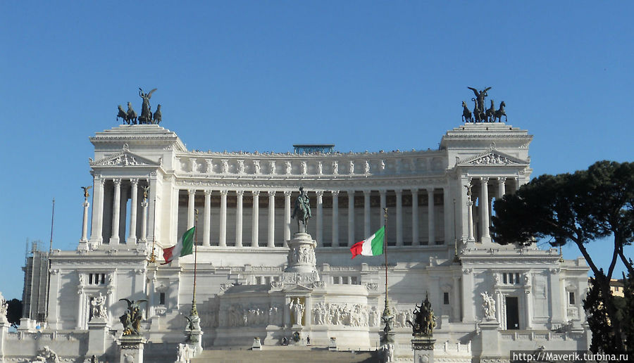 Площадь Венеции с монументом Виктору Эммануилу II и Императорские Форумы. Рим, Италия
