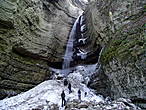 Водопад в окружении отвесных скал