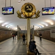 Советское и коммунистическое оформление никто не трогал. 

Сзади видны строительные ограждения для соединения станции с третьей линией метро. Начало 2020 года.