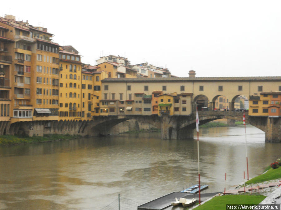 Понте Веккьо над Арно.(Старый мост). Перекинут в самом узком месте и является самым древним мостом Флоренции. Современная конструкция относится к 1345 году. Внутри находятся маленькие магазинчики ювелиров. Флоренция, Италия