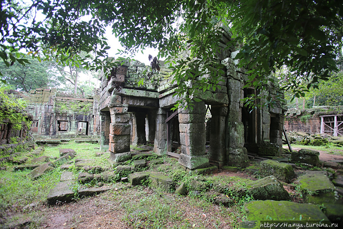 Руины храма, посвященного Шиве, на территории храмового комплекса Пре-Кхан Ангкор (столица государства кхмеров), Камбоджа
