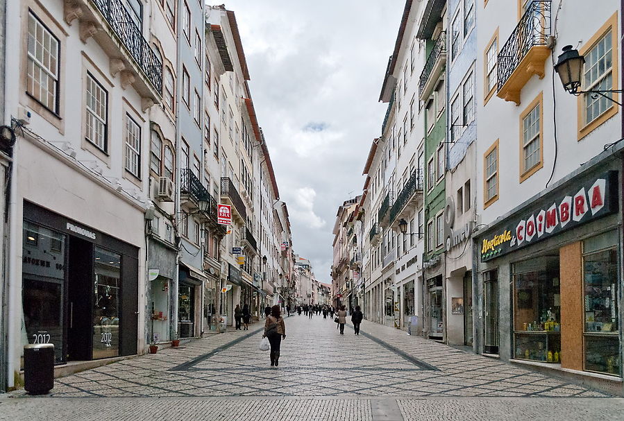 А это главная торговая улица. Коимбра, Португалия