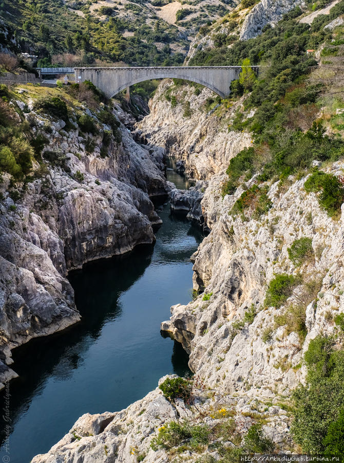 Это вовсе не дьявольский, а вполне человеческий мост в 50 метрах от главного виновника заметки Сен-Жан-де-Фос, Франция