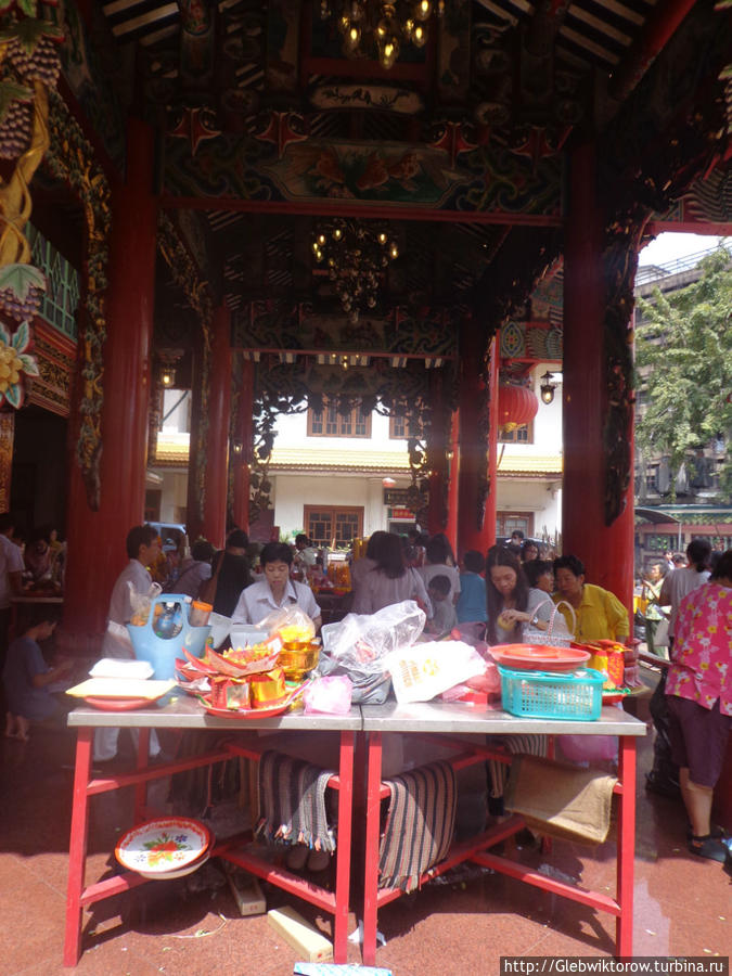 День короля Чулалонгкорна в китайском храме Бангкок, Таиланд