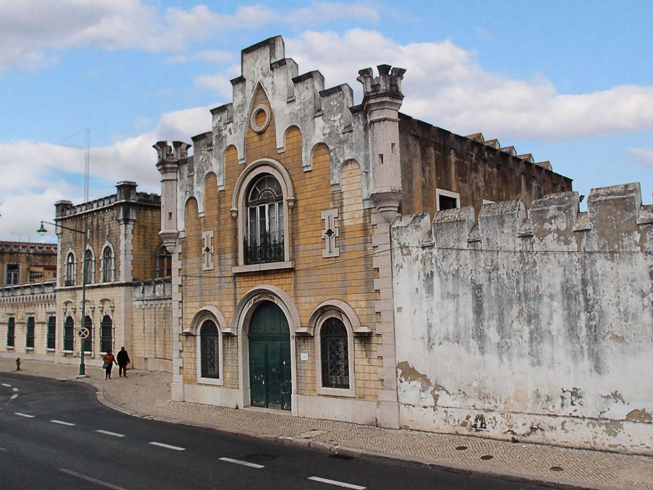 Penitenciaria — тюрьма, похожая на замок, строилась в 1873-1895 г.г. В старинном здании условия содержания заключенных вполне современные. Здесь есть театр, школа, библиотека, зал для лекций и семинаров. У тюрьмы есть своя выездная команда по мини-футболу. Лиссабон, Португалия