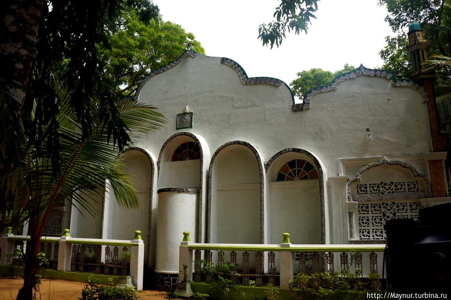 Мусульманская   часть   комплекса. Катарагама, Шри-Ланка