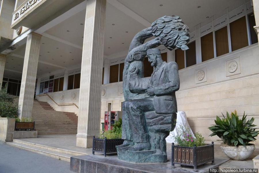 Памятник Гасан-беку Зардаби Баку, Азербайджан