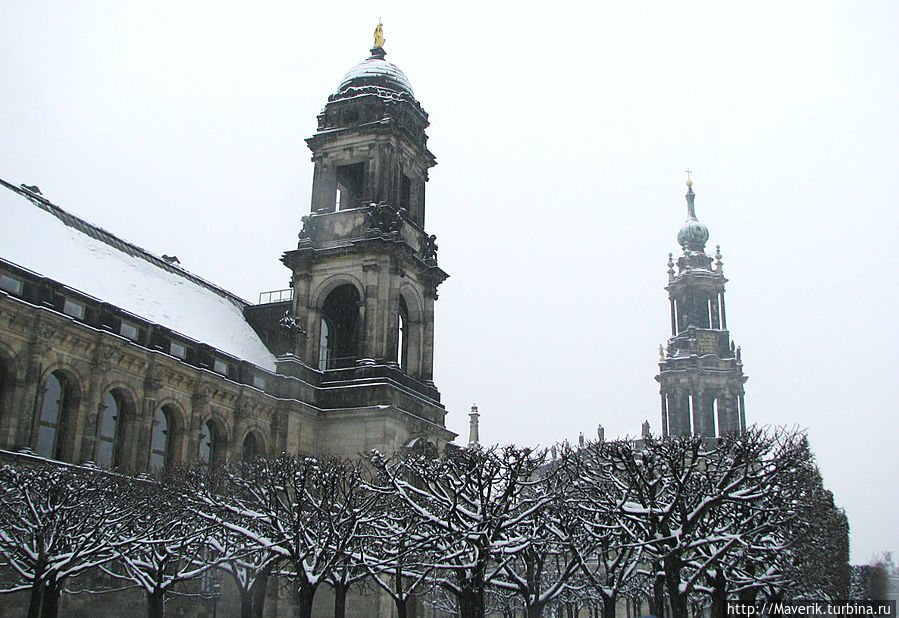 Брюльская терраса Дрездена известна как Балкон Европы. На неё лучше всего подниматься со стороны Замковой площади по широкой лестнице.
Эта земля, на которой возводились укрепительные сооружения, была передана в собственность графу Генриху фон Бюлю. В 1738 году здесь был разбит сад и в 1814 терраса была открыта для посетителей. Дрезден, Германия
