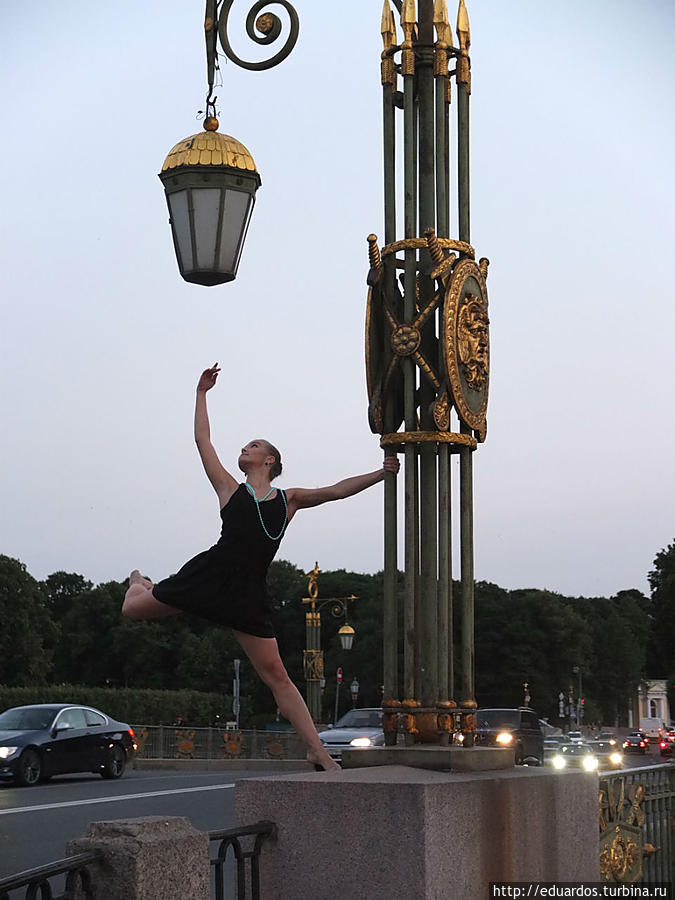ПА прелестной балерины на питерском фонарном столбе))) Санкт-Петербург, Россия