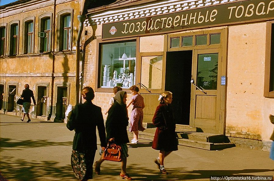 Магазин хозяйственных товаров в Подмосковье, СССР, 1956 год. (Jacques Dupâquier) Москва, Россия