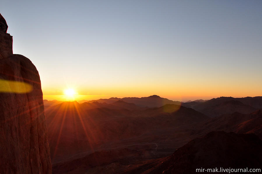 Солнце довольно быстро выглянуло из-за горизонта и стремительно начало подниматься, освещая бесконечную гряду Синайских гор. гора Синай (2285м), Египет