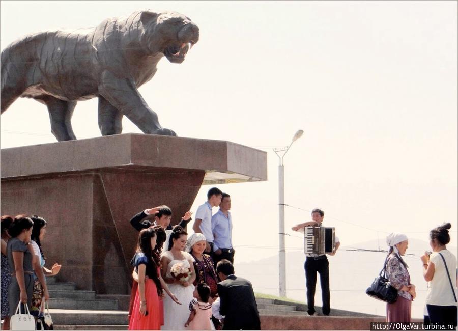 У монумента Айкол-Манас Ош, Киргизия