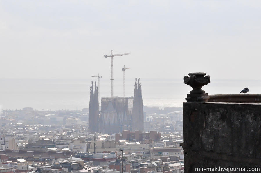 Он является самым известным долгостроем в мире. Строительство собора началось еще 1882 году, и до сих пор не закончено. За время строительства много раз менялись и проекты и архитекторы, даже знаменитый Гауди работал над собором в течении 43 лет, но по-прежнему собор обнесен строительными лесами, и за ним возвышаются гигантские строительные краны. Не взирая на все перепетии, Саграда Фамилия является самой главной достопримечательностью Барселоны. Барселона, Испания
