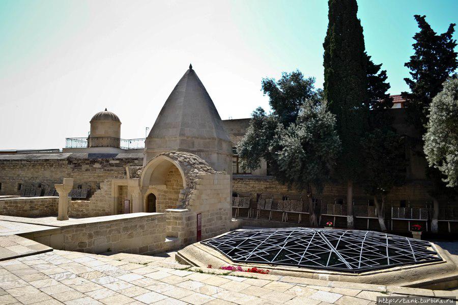 Рядом с мавзолеем сохранились останки старой Мечети Кей-Кубада. Баку, Азербайджан