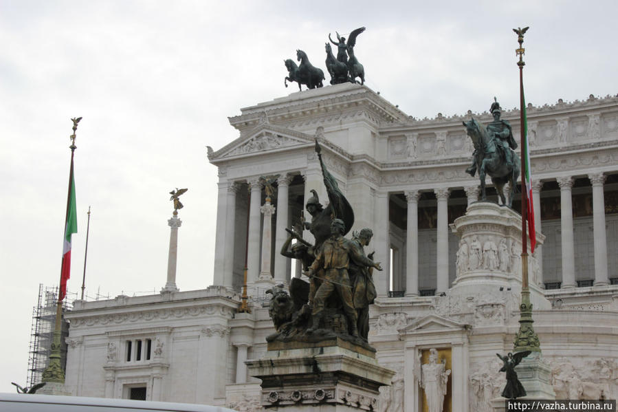 Витториано. Монумент в честь первого короля объединённой Италии Виктора Эммануила второго. Рим, Италия