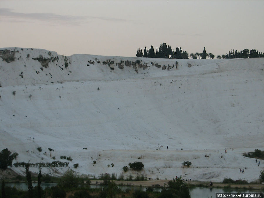 Травертины при свете Памуккале (Иерополь античный город), Турция
