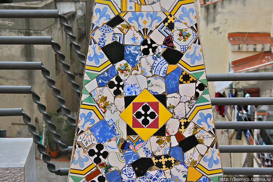 самая мозаичная и самая карточная шишка, пространственный крест в тройном квадрате по центру притягивает внимание Барселона, Испания