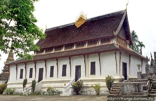 Ват Тхат Луанг. Сим и Королевская ступа слева. Фото из интернета