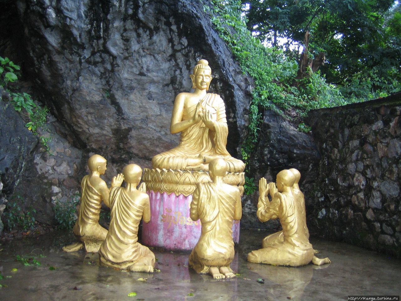 Статуи Будды на горе Фуси Луанг-Прабанг, Лаос