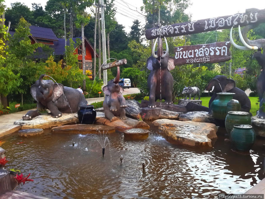 При въезде встречают вот такие веселые слоники Национальный парк Тонг-ПхаПхум, Таиланд
