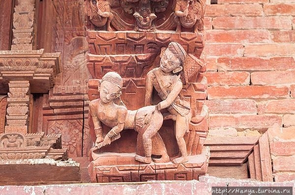 Эротические сценки на резных подпорках храма Джаганнатх. Из интернета