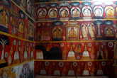 В   одной  из   пещер  верхнего  храма  стены  и  потолок  покрыты  яркими   фресками.
